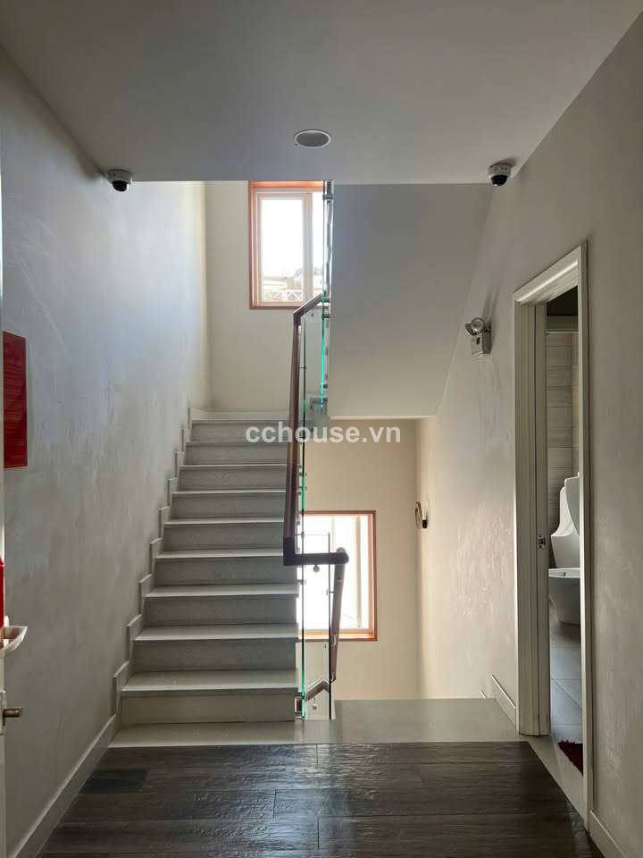 Cho thuê nhà MT Trần Hưng Đạo, P6, Q5. DT 4x20m, 5 tầng ST