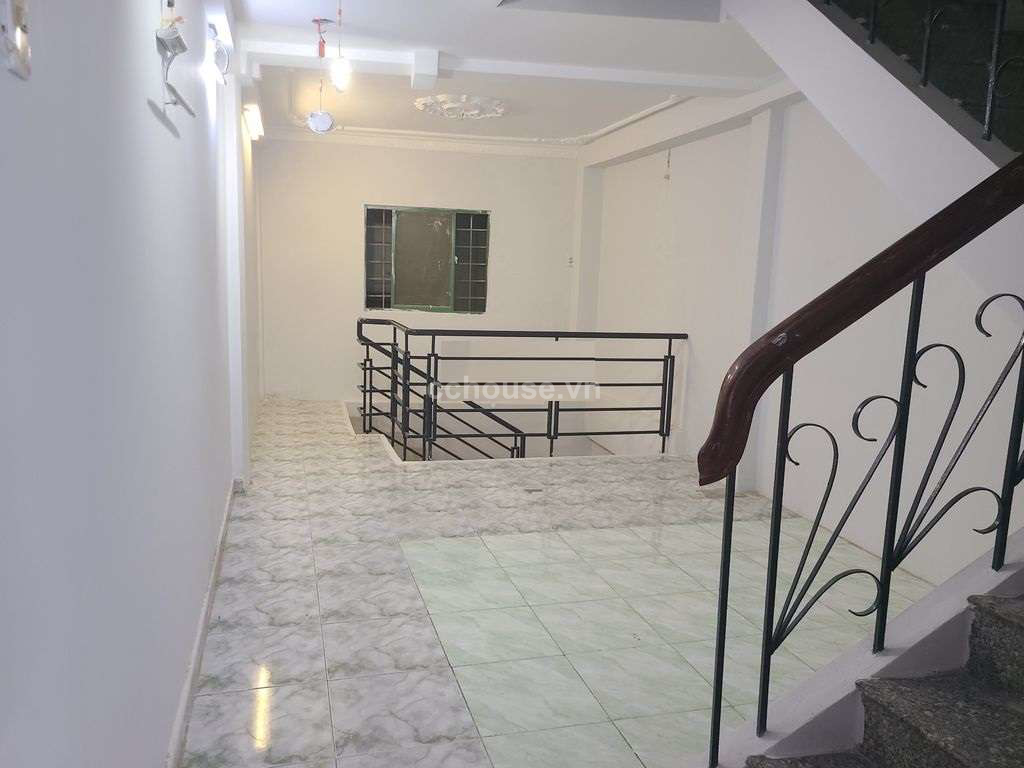 Cho thuê nhà NCMT Đề Thám, Quận 1. DT 3.6x16m, 4 tầng ST