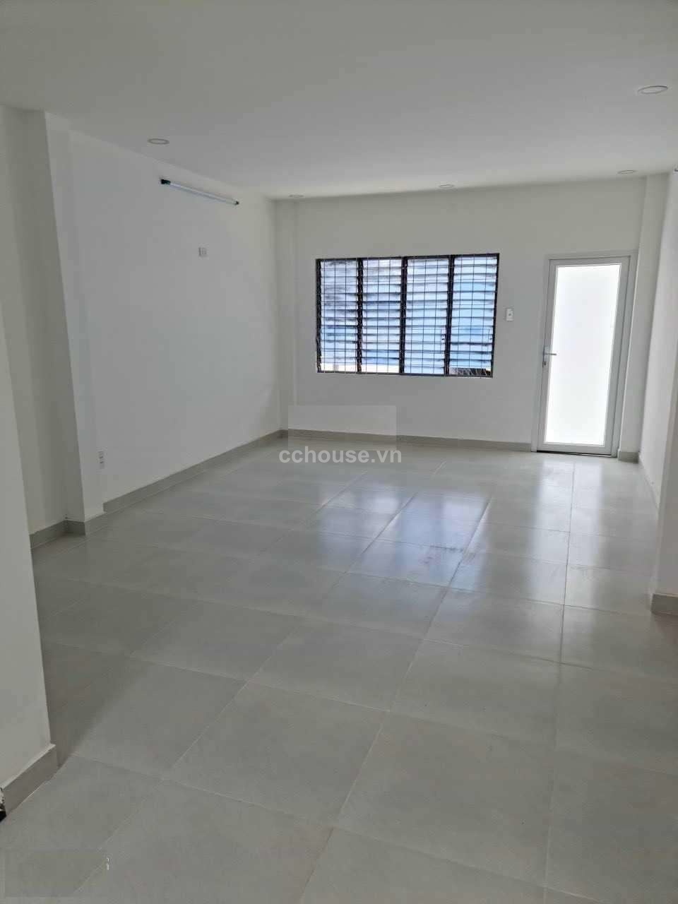 Cho thuê nhà NCMT Hai Bà Trưng, Quận 3. DT 4x18m, 4 tầng