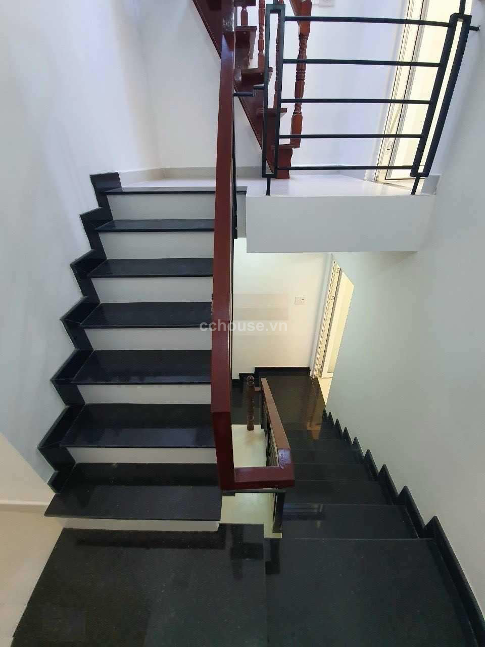 Cho thuê nhà NCMT Hai Bà Trưng, Quận 3. DT 4x18m, 4 tầng