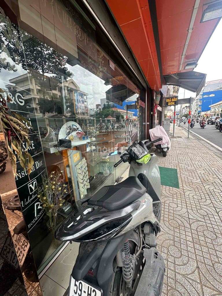 CHO THUÊ MT Trần Hưng Đạo, P11, Quận 5, DT: 7x6m, 5 tầng st, Giá thuê 65 triệu