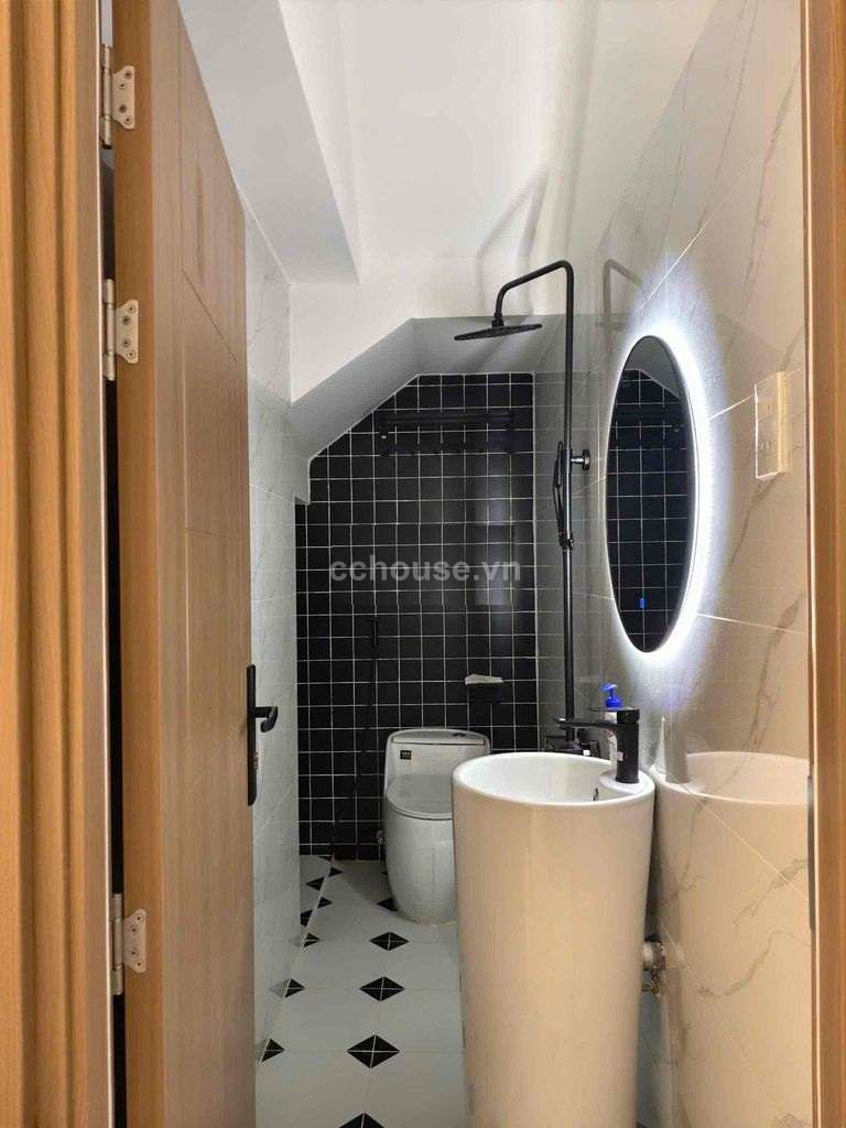 Bán nhà HXT 495 Tô Hiến Thành, Q10. DT 4x10.5m, 3 tầng ST