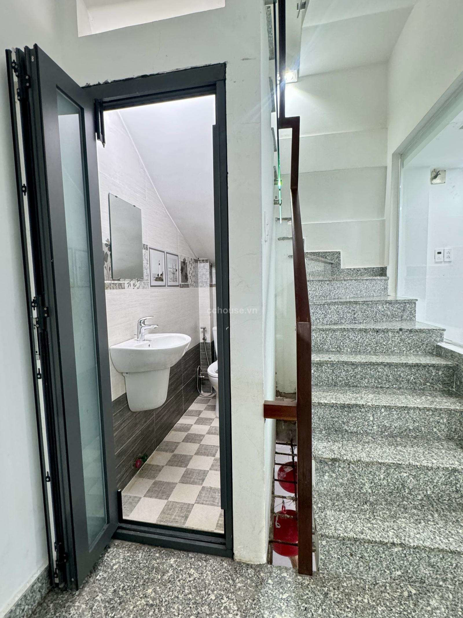 Bán tòa nhà hẻm 212A3 Nguyễn Trãi, Q1. DT 5x9m, hầm 7 tầng