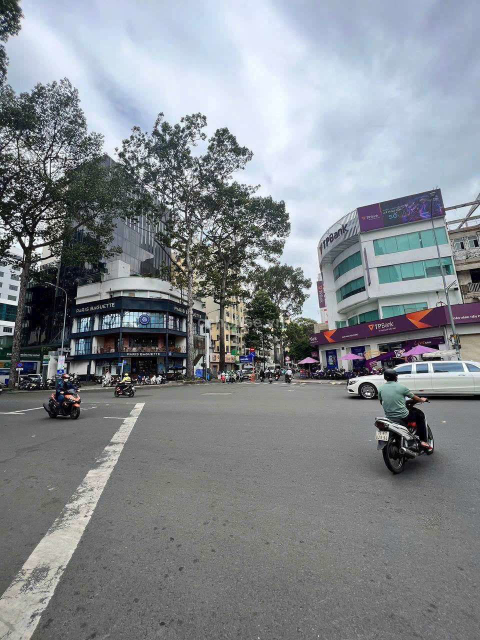 Cho thuê nhà căn góc 2MT 01 Cao Thắng-Nguyễn Thị Minh Khai. DT 16mx22m, 4 tầng