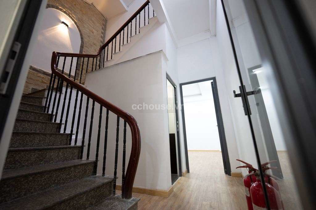 Cho thuê nhà MT Hoàng Diệu, P.Vĩnh Hội. DT 4x18m, 5 tầng