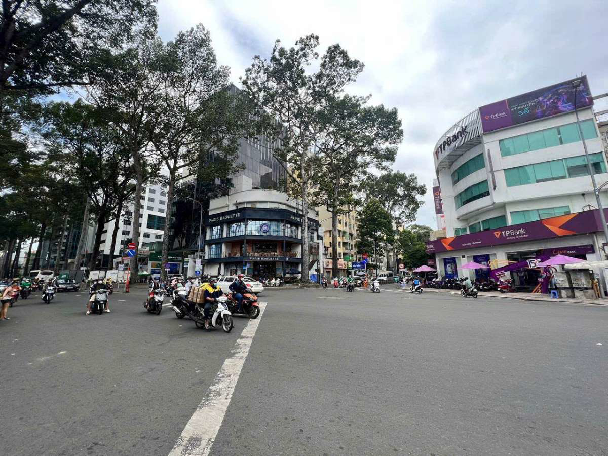 Cho thuê nhà căn góc 2MT 01 Cao Thắng-Nguyễn Thị Minh Khai. DT 16mx22m, 4 tầng