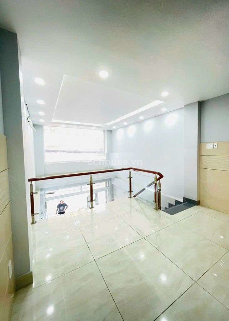 Cho thuê nhà NCMT Hồ Bá Kiện, P15, Q10. DT 4x16m, 5 tầng ST