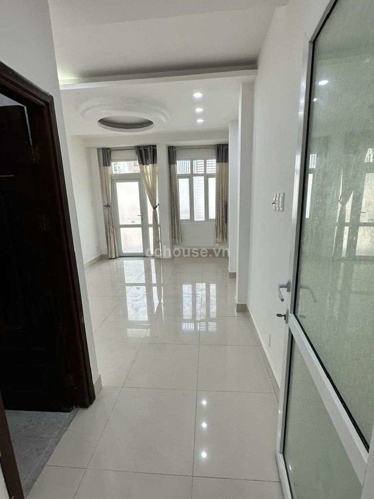 Cho thuê nhà NCMT Ngô Quyền, P8, Q10. DT 3.5x12.5m, 5 tầng