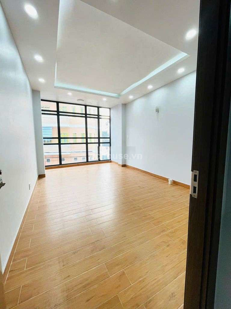 Cho thuê nhà NCMT Hồ Bá Kiện, P15, Q10. DT 4x16m, 5 tầng ST