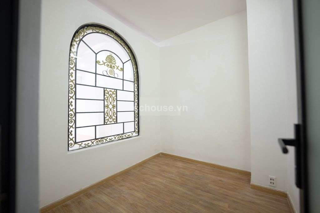 Cho thuê nhà MT Hoàng Diệu, P.Vĩnh Hội. DT 4x18m, 5 tầng