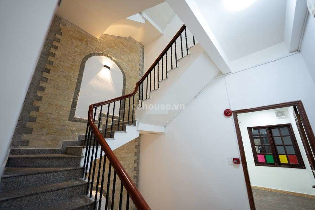 Cho thuê nhà MT Hoàng Diệu, P.Vĩnh Hội. DT 4x18m, 5 tầng