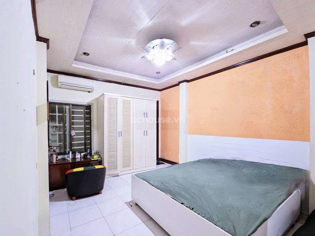 Bán nhà đường Hoàng Việt, P4, Tân Bình. DT 67m2, 3 tầng ST