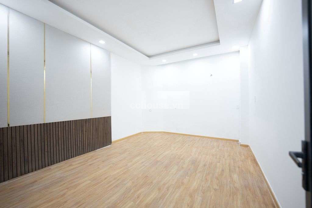 Cho thuê nhà MT Hoàng Diệu, P.Vĩnh Hội. DT 4x18m, 5 tầng