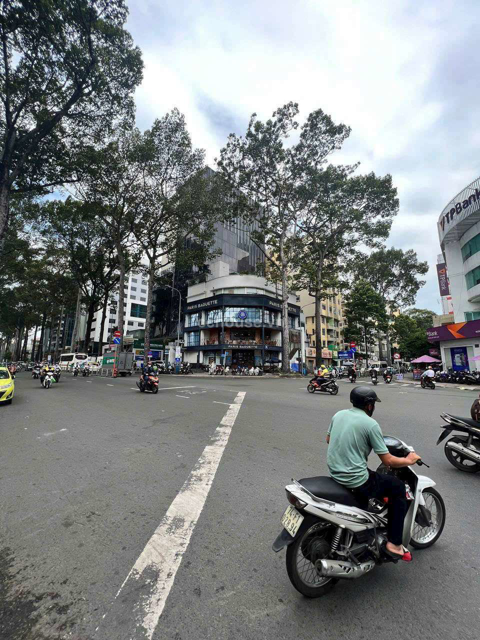 Cho thuê nhà căn góc 2MT 01 Cao Thắng-Nguyễn Thị Minh Khai. DT 16mx22m, 4 tầng