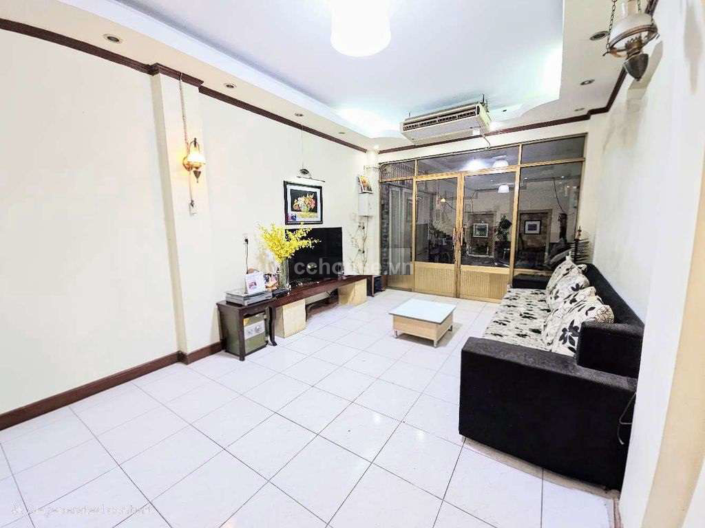 Bán nhà đường Hoàng Việt, P4, Tân Bình. DT 67m2, 3 tầng ST