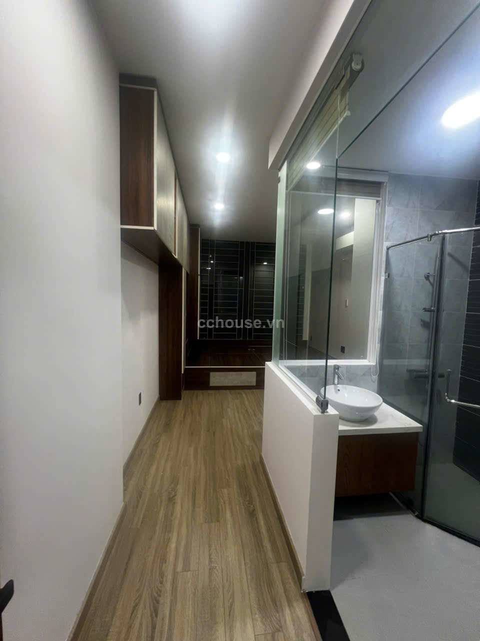 Nhà hẻm xe tải Thành thái gần mặt tiền .