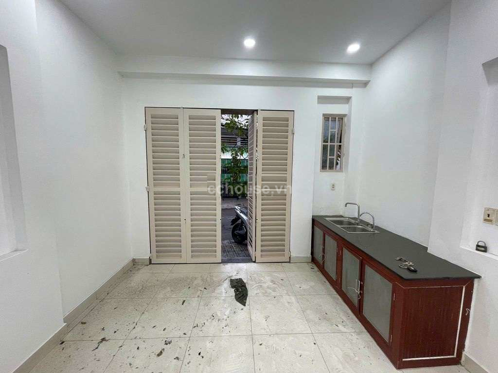 Cho thuê nhà 2MT Phan Văn Trị, P.Hạnh Thông. DT 4x20m, 4 tầng