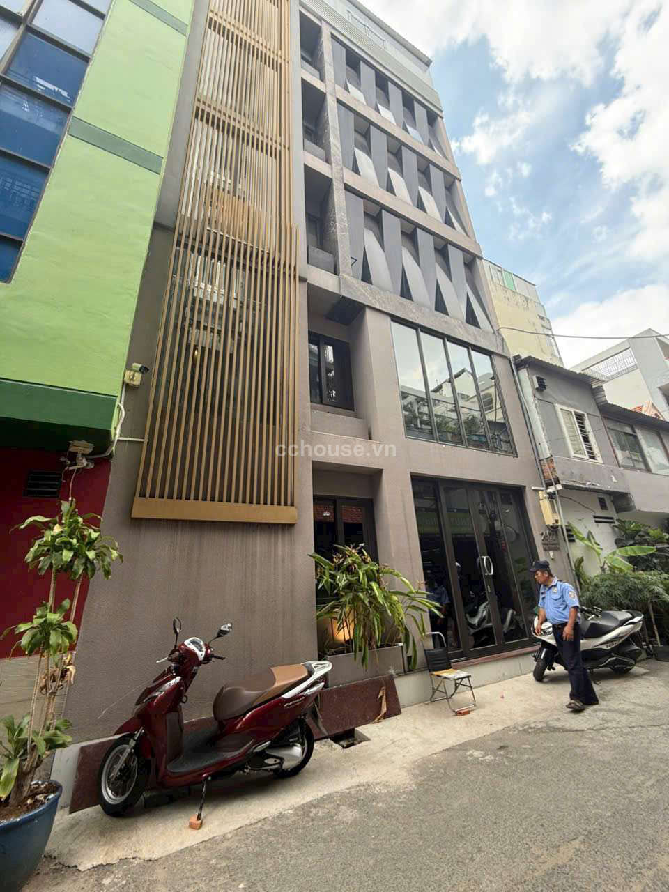 Toa-nha-ngang-7m-hon-hiem-co-ngay-trung-tam-Q1-id7972