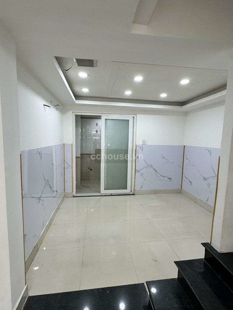 Cho thuê nhà NCMT Ngô Quyền, P8, Q10. DT 3.5x12.5m, 5 tầng
