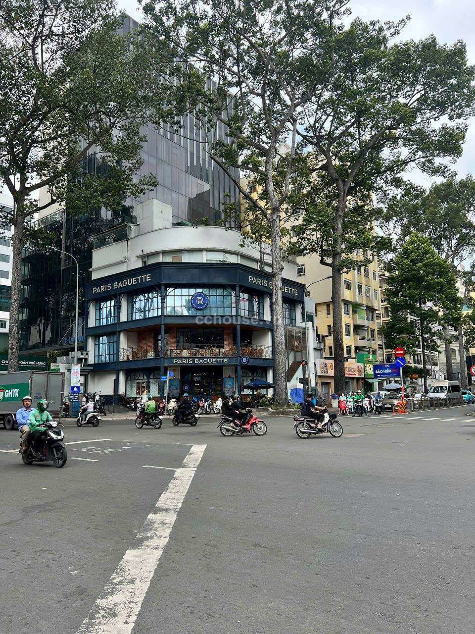 Cho thuê nhà căn góc 2MT 01 Cao Thắng-Nguyễn Thị Minh Khai. DT 16mx22m, 4 tầng
