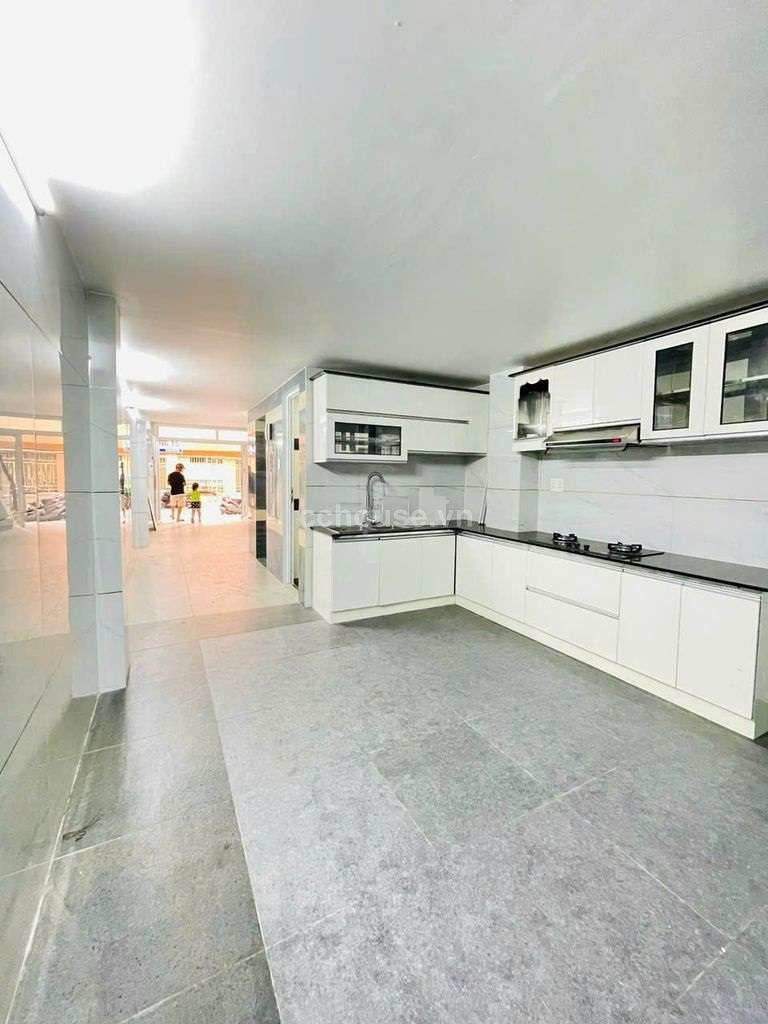 Cho thuê nhà NCMT Hồ Bá Kiện, P15, Q10. DT 4x16m, 5 tầng ST
