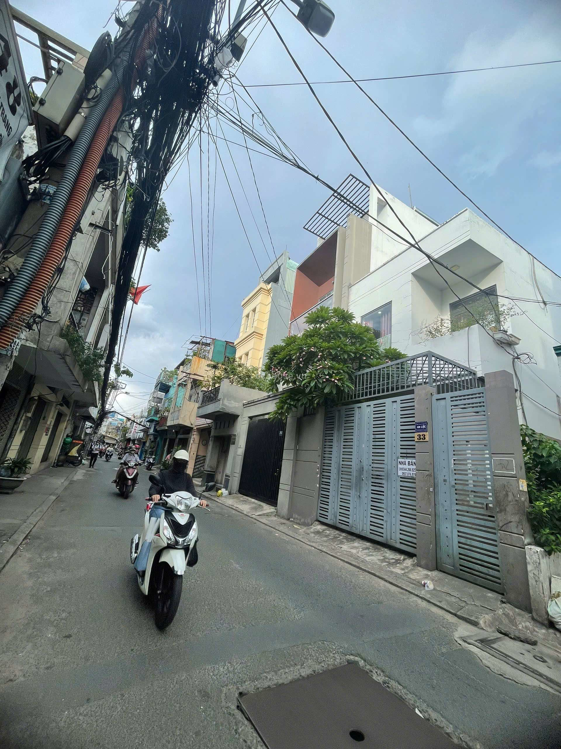 Mặt tiền Võ Thành Trang q.Tân Bình DT(5,7- 24,7)m Giá:17,7 tỷ