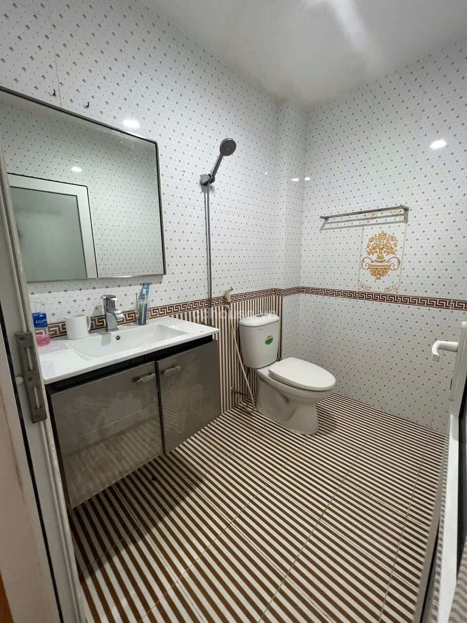 Bán nhà MT Lê Trực, P.Gia Định. DT 5x16m, 5 tầng