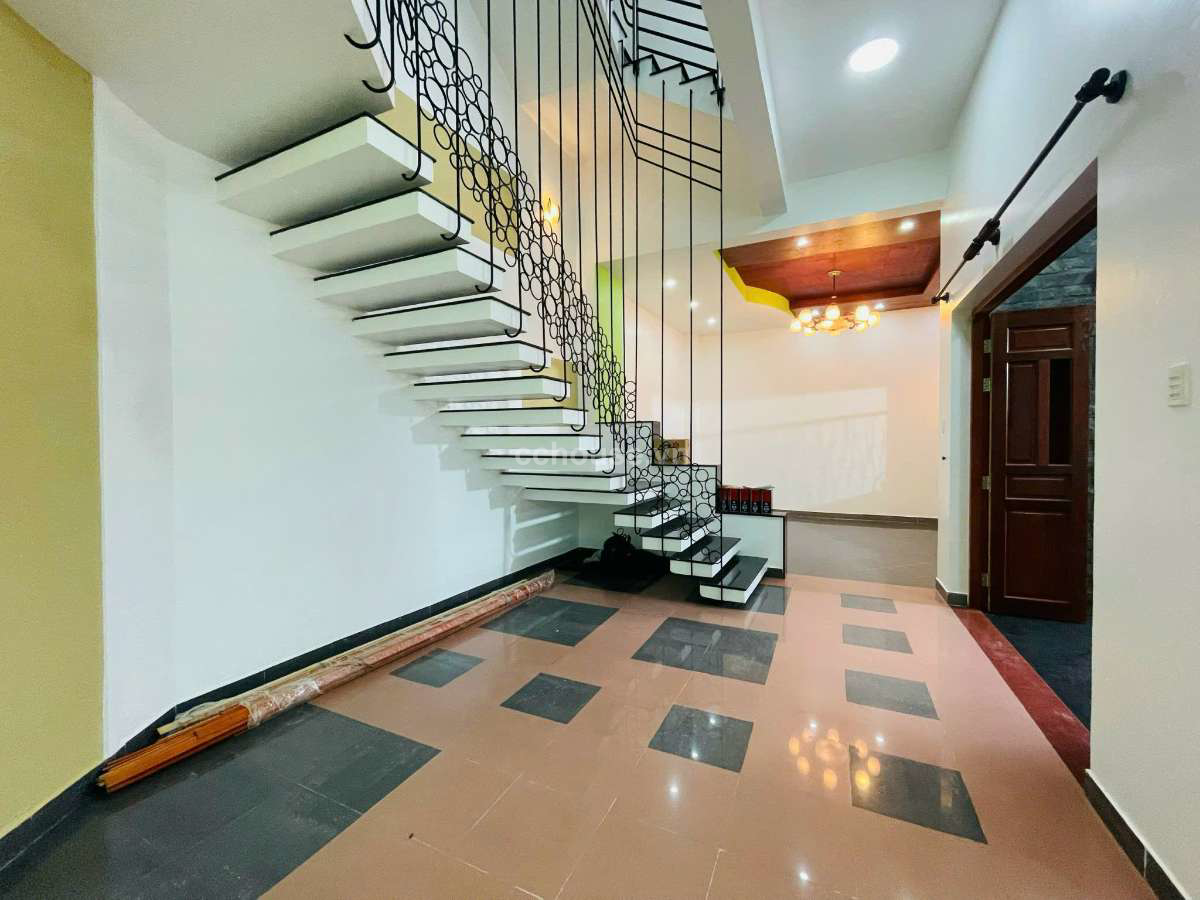 Nhà dạng villa Nguyễn An Ninh, P.Bình Thạnh. DT 210m2, 3 tầng mái che