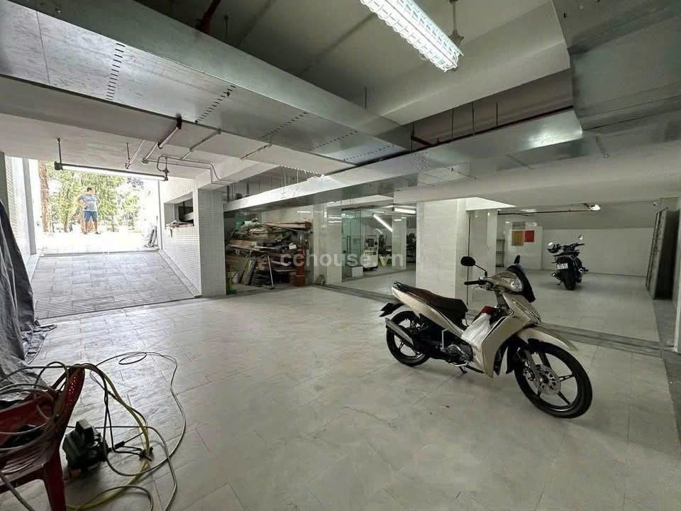 Tòa Nhà Căn Góc 2 Mặt Tiền Ngay UBND TP. Thủ Đức. Hầm + 8 Tầng. DT 15*15m. HĐT 350tr. Giá 150 Tỷ 