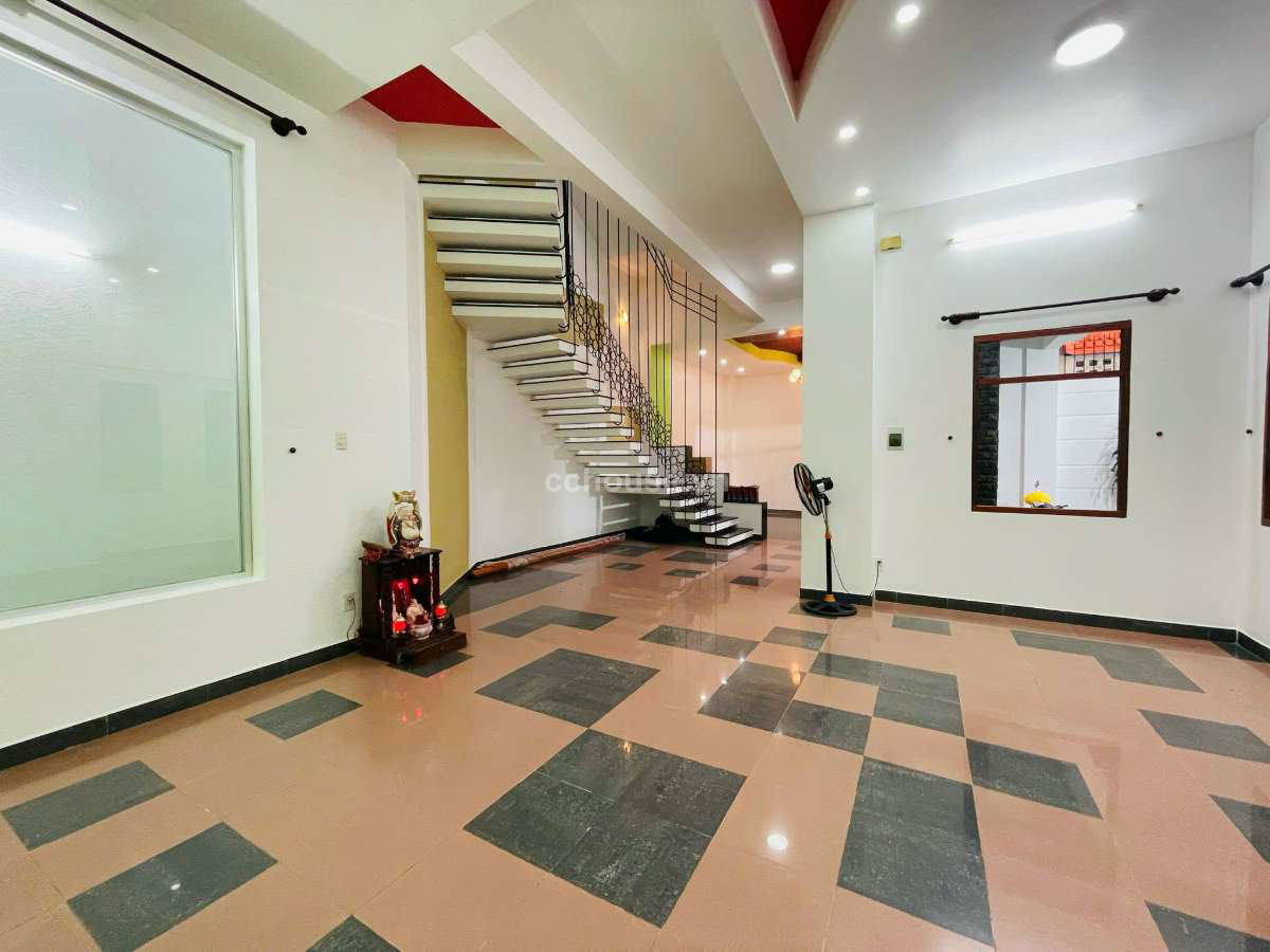 Nhà dạng villa Nguyễn An Ninh, P.Bình Thạnh. DT 210m2, 3 tầng mái che