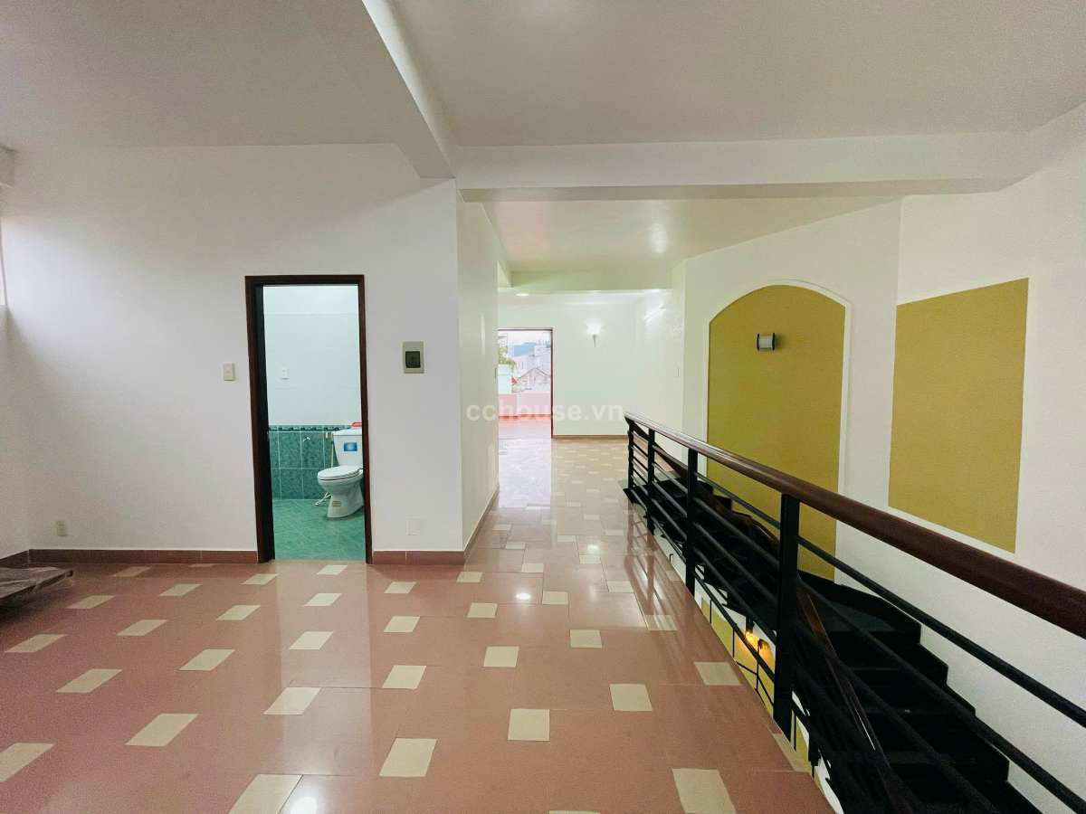 Nhà dạng villa Nguyễn An Ninh, P.Bình Thạnh. DT 210m2, 3 tầng mái che
