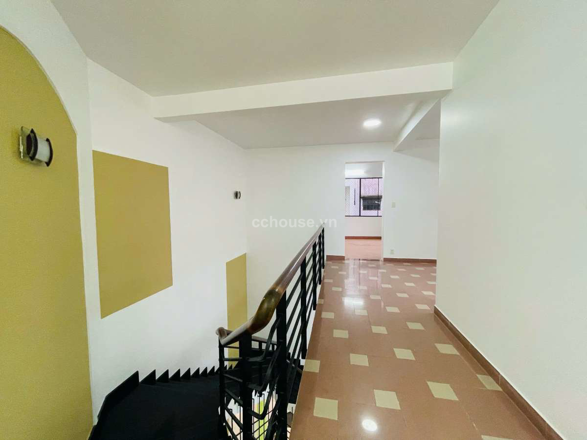 Nhà dạng villa Nguyễn An Ninh, P.Bình Thạnh. DT 210m2, 3 tầng mái che