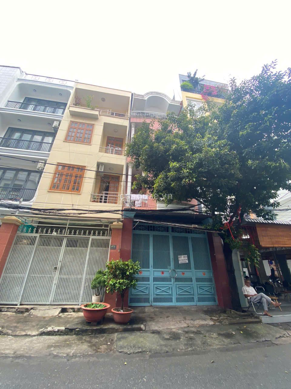 Bán Nhà VIP Mặt Tiền NB Sư Vạn Hạnh. 
Hẻm xe hơi 8m Thông. Kết  cấu 4 tầng.