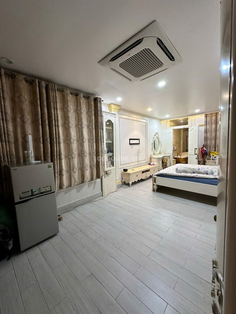 Bán nhà MT Tân Sơn Hòa ngay chợ Phạm Văn Hai. DT 3.8x15m, 5 tầng ST