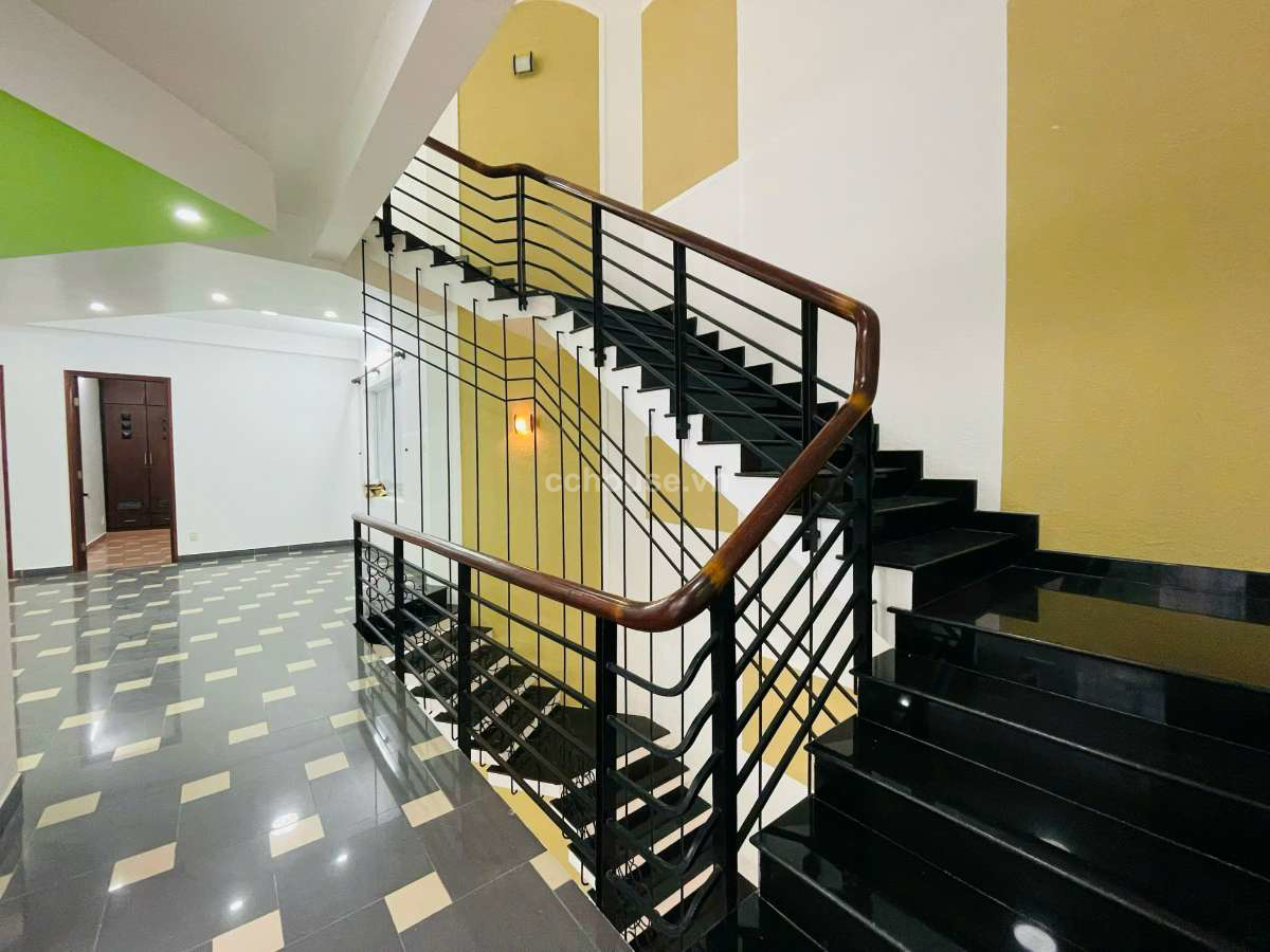 Nhà dạng villa Nguyễn An Ninh, P.Bình Thạnh. DT 210m2, 3 tầng mái che