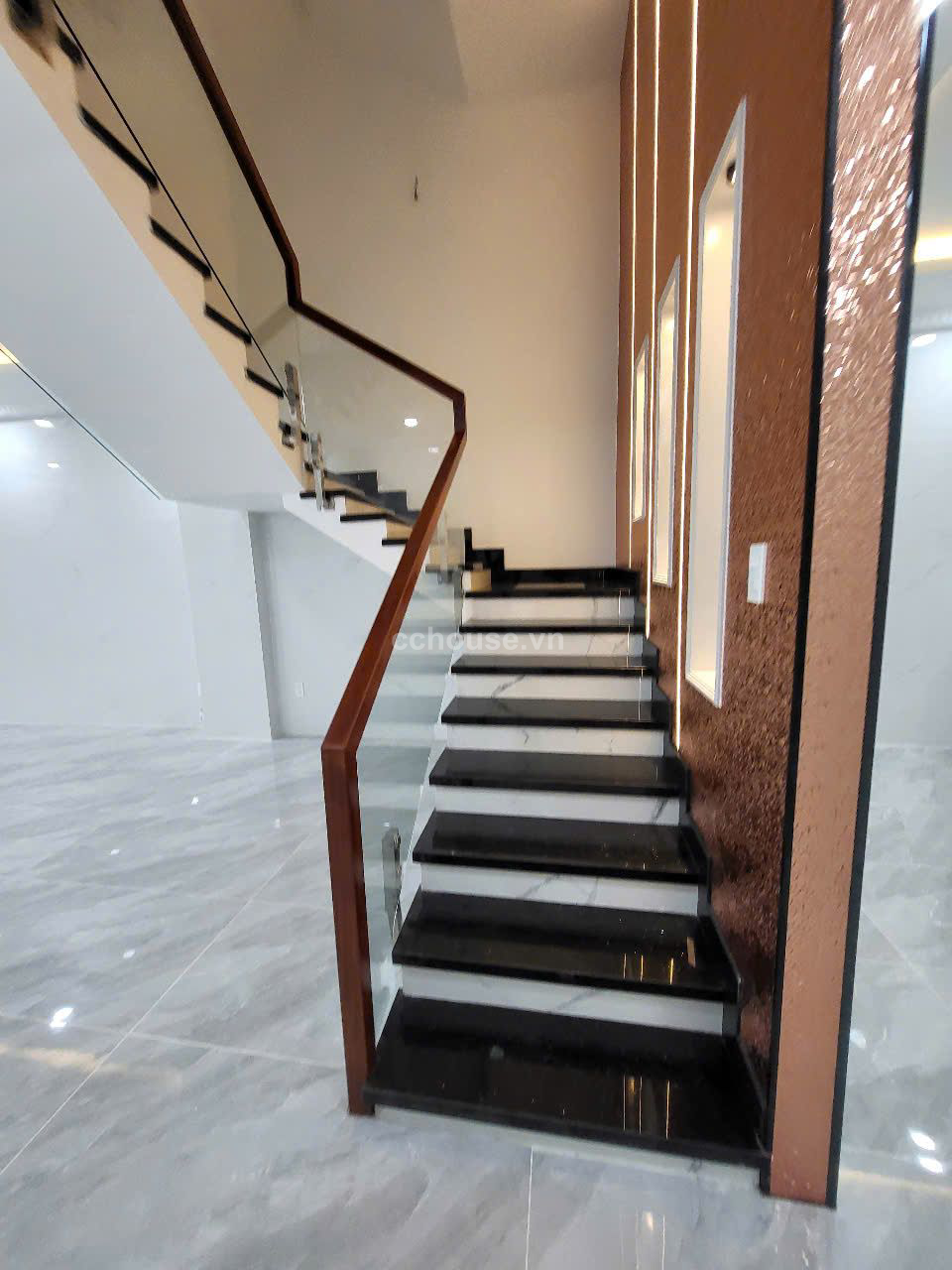 Mặt tiền nội bộ Thông ra Lạc long Quân . Q .Tân Bình