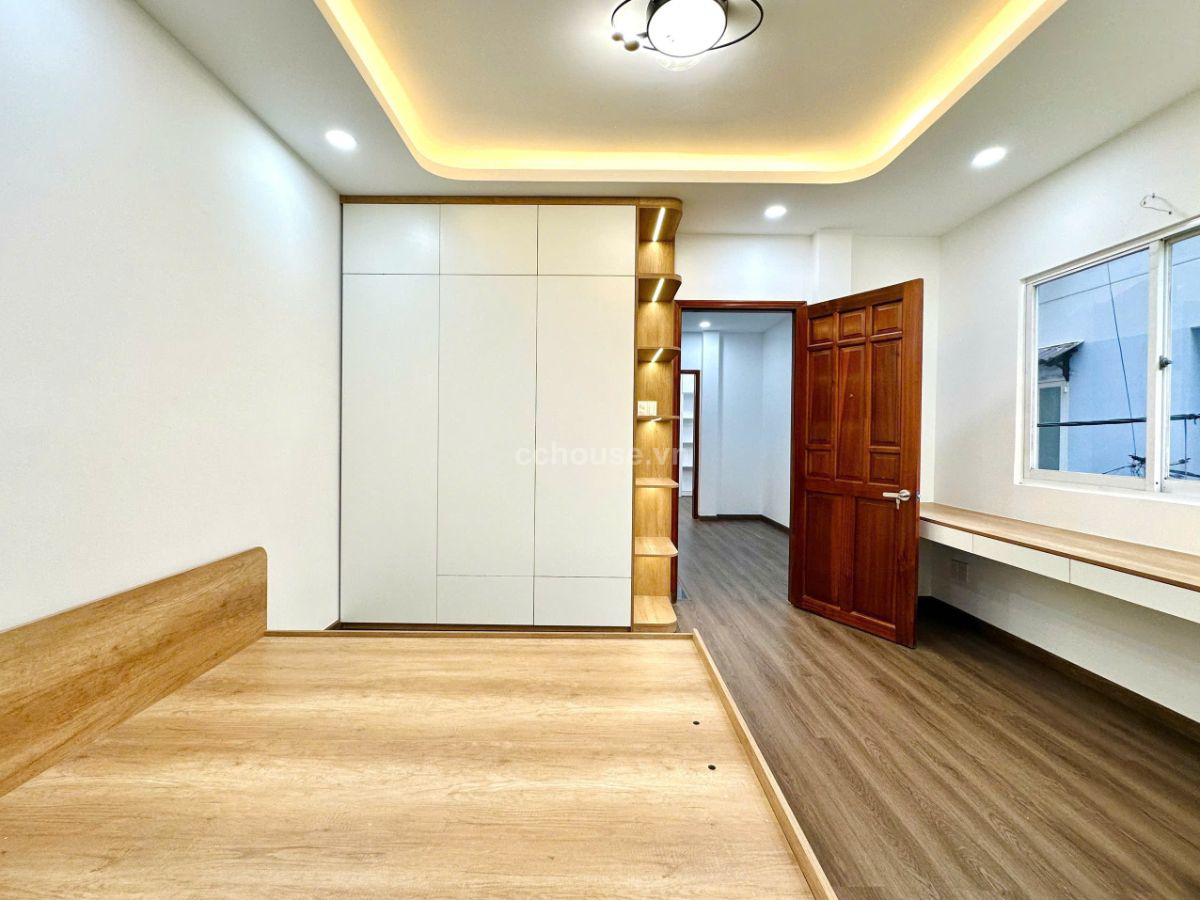 Toà nhà 5 tầng  góc 3 mặt tiền vị trí vàng - Q.  Phú nhuận 