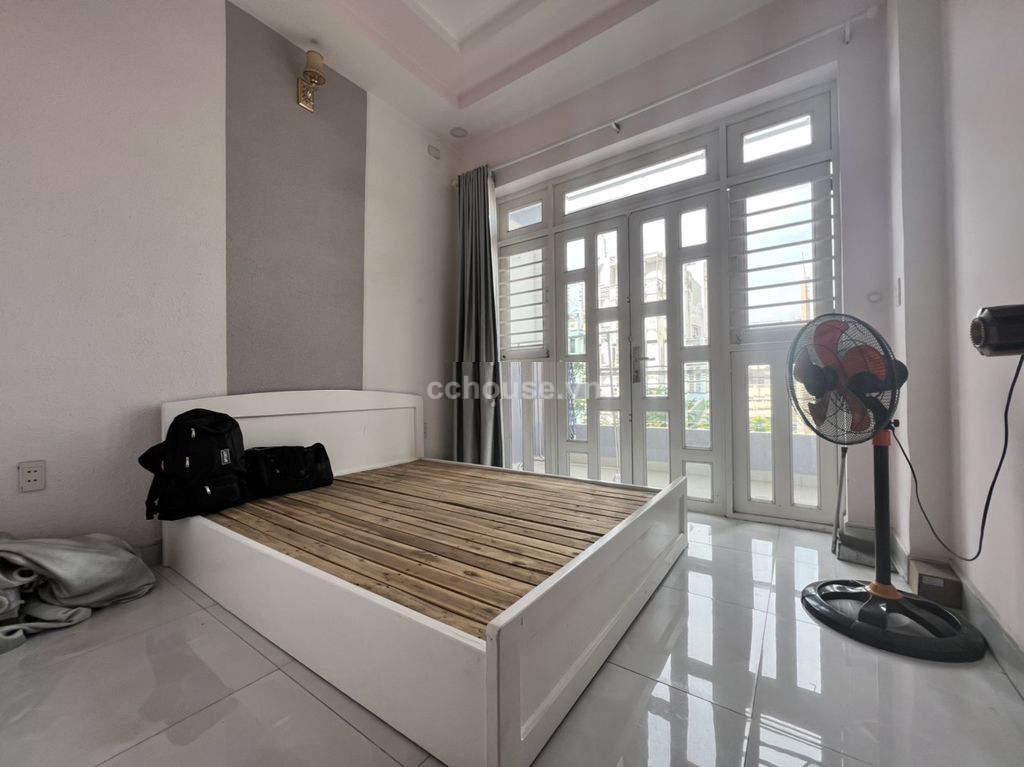 Cho thuê nhà MT Âu Cơ, P.Hòa Bình. DT 3.5x16m, 4 tầng ST