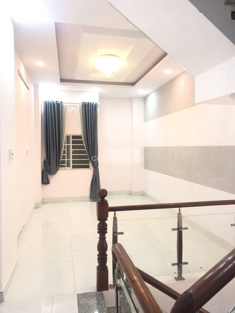 Cho thuê nhà MT Âu Cơ, P.Hòa Bình. DT 3.5x16m, 4 tầng ST