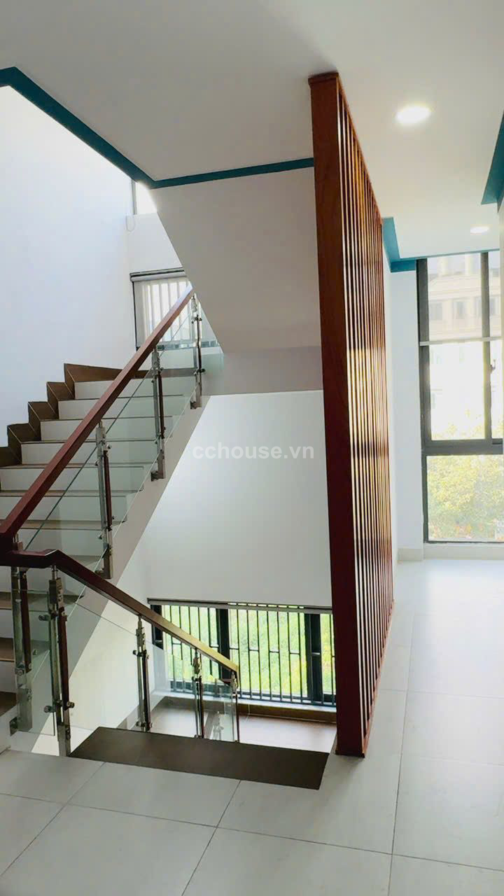 Bán nhà căn góc 2MT Đường số 43, Cát Lái. DT 17x10m, 5 tầng