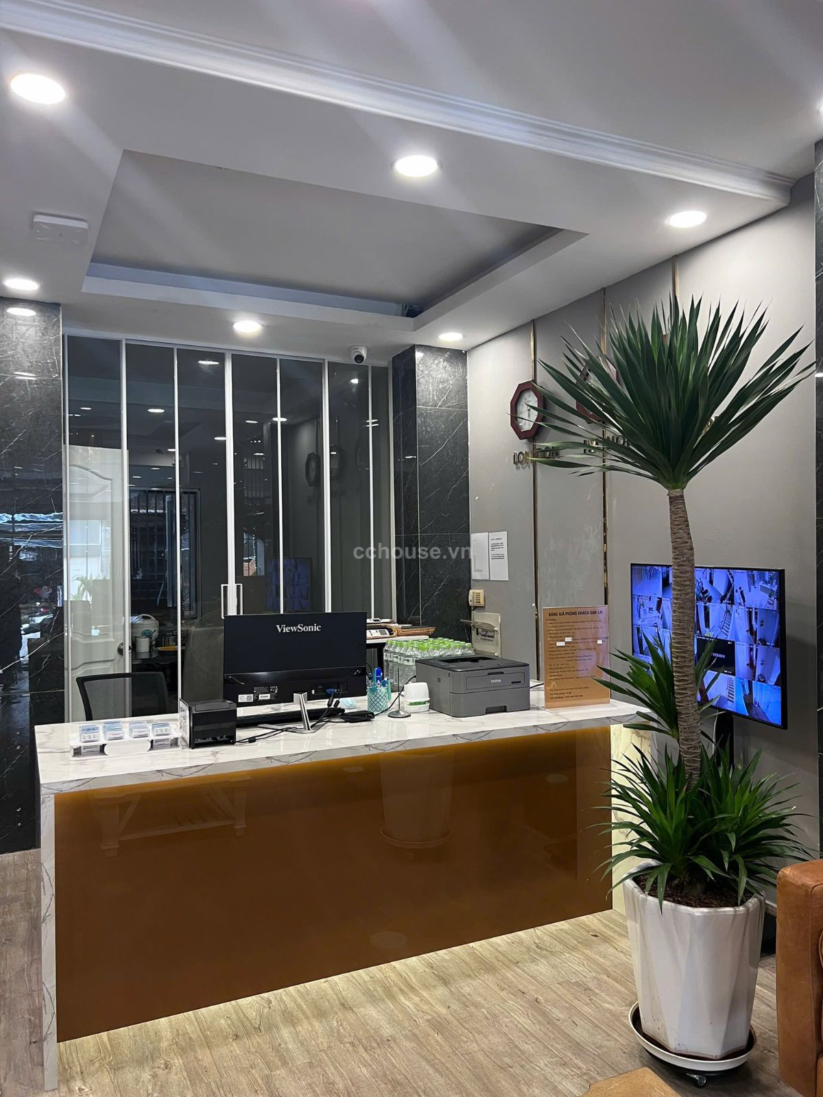 Bán khách sạn MT Phan Đình Phùng, P.Cầu Kiệu. DT 100m2, hầm 7 tầng