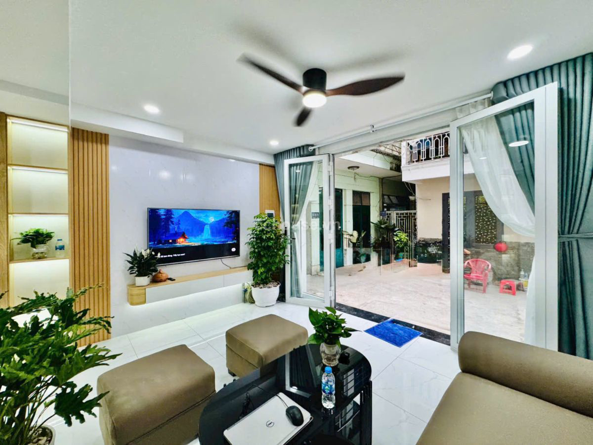 Bán nhà thông HXH 135 Nguyễn Cửu Vân, P.Gia Định. DT 4x10m, 5 tầng