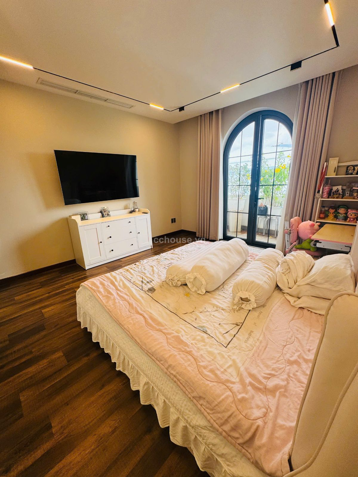 Toà nhà 7 tầng Phạm văn hai P1. Q. Tân bình . Gần mặt tiền. Có hầm thang máy