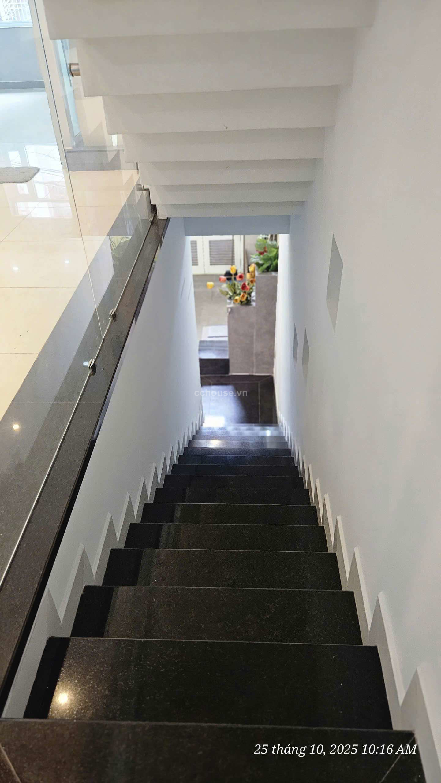 Hẻm xe hơi  6m ngay 606 đường 3/2 . Q.10. . 5 tầng  có tháng máy .