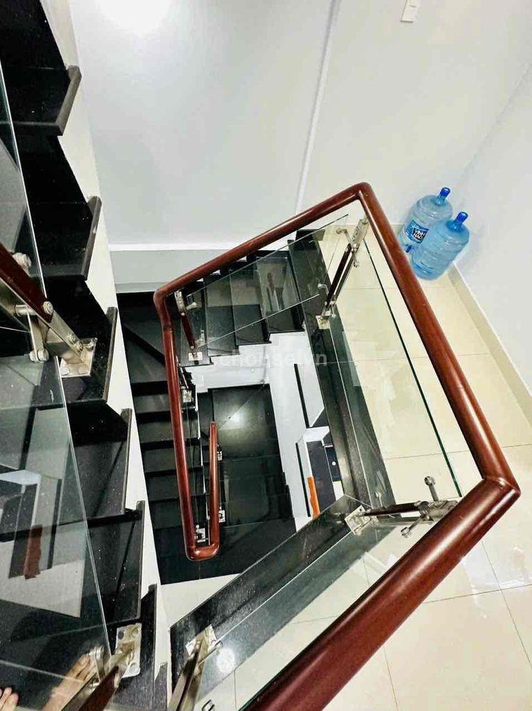 Cho thuê nhà MT Lê Văn Sỹ, P.Phú Nhuận. DT 3.2x10m, 4 tầng ST