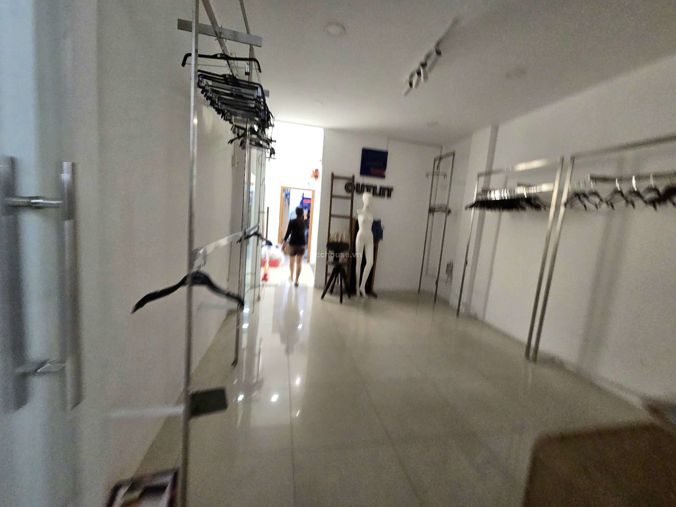 Cho thuê nhà MT 100 Nguyễn Trãi, P.Bến Thành. DT 4x26m, 3 tầng