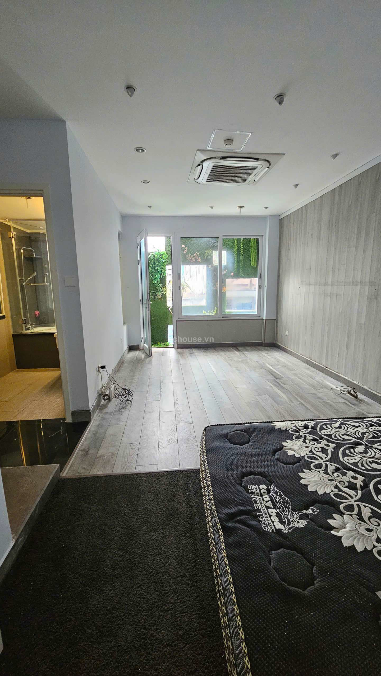 Hẻm xe hơi  6m ngay 606 đường 3/2 . Q.10. . 5 tầng  có tháng máy .