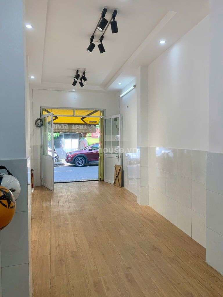 Cho thuê nhà MT Nguyễn Tiểu La, P.Diên Hồng. DT 3x10.5m, 3 tầng ST