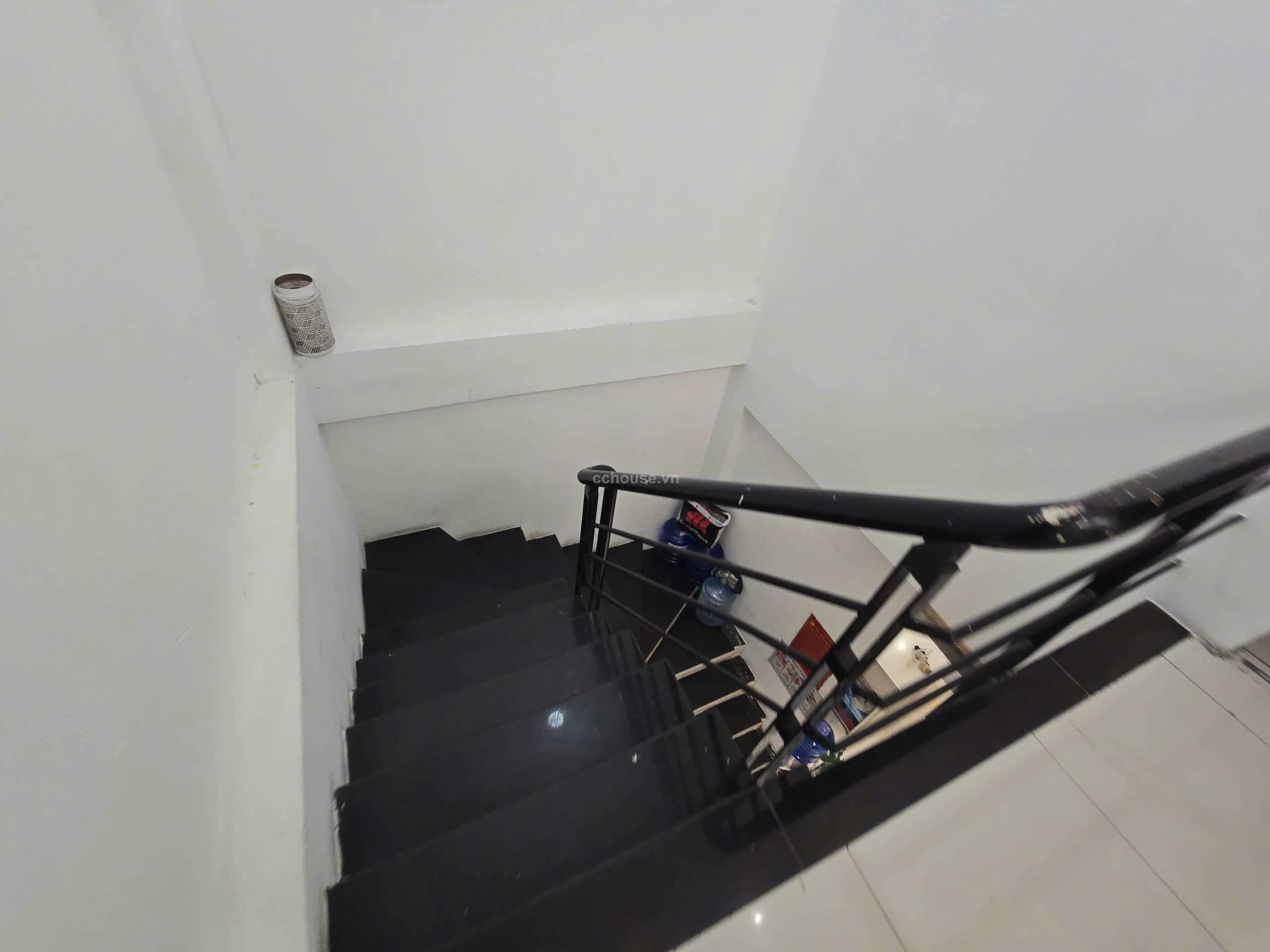 Cho thuê nhà MT 100 Nguyễn Trãi, P.Bến Thành. DT 4x26m, 3 tầng