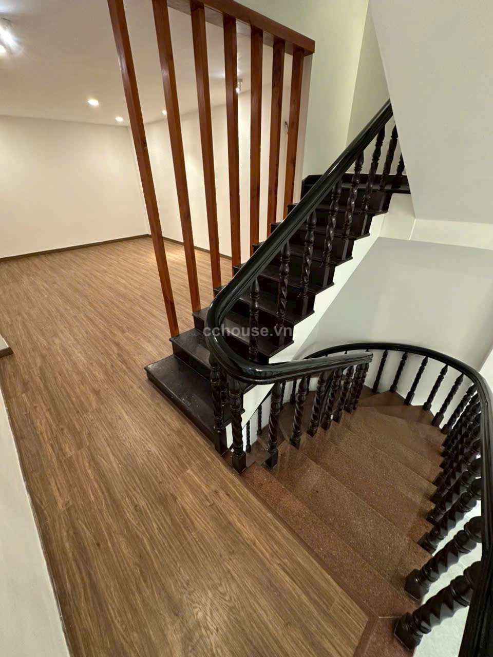 Nhà 5 tầng Hẻm 6m CMT8 giáp Q3.